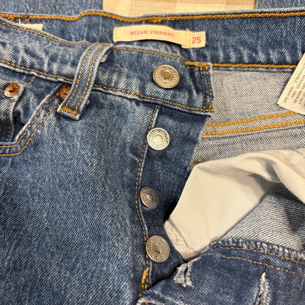 NWOT Levi's Medium Wash Wedgie Icon Fit Straight Leg Jeans - Picture 9 of 14